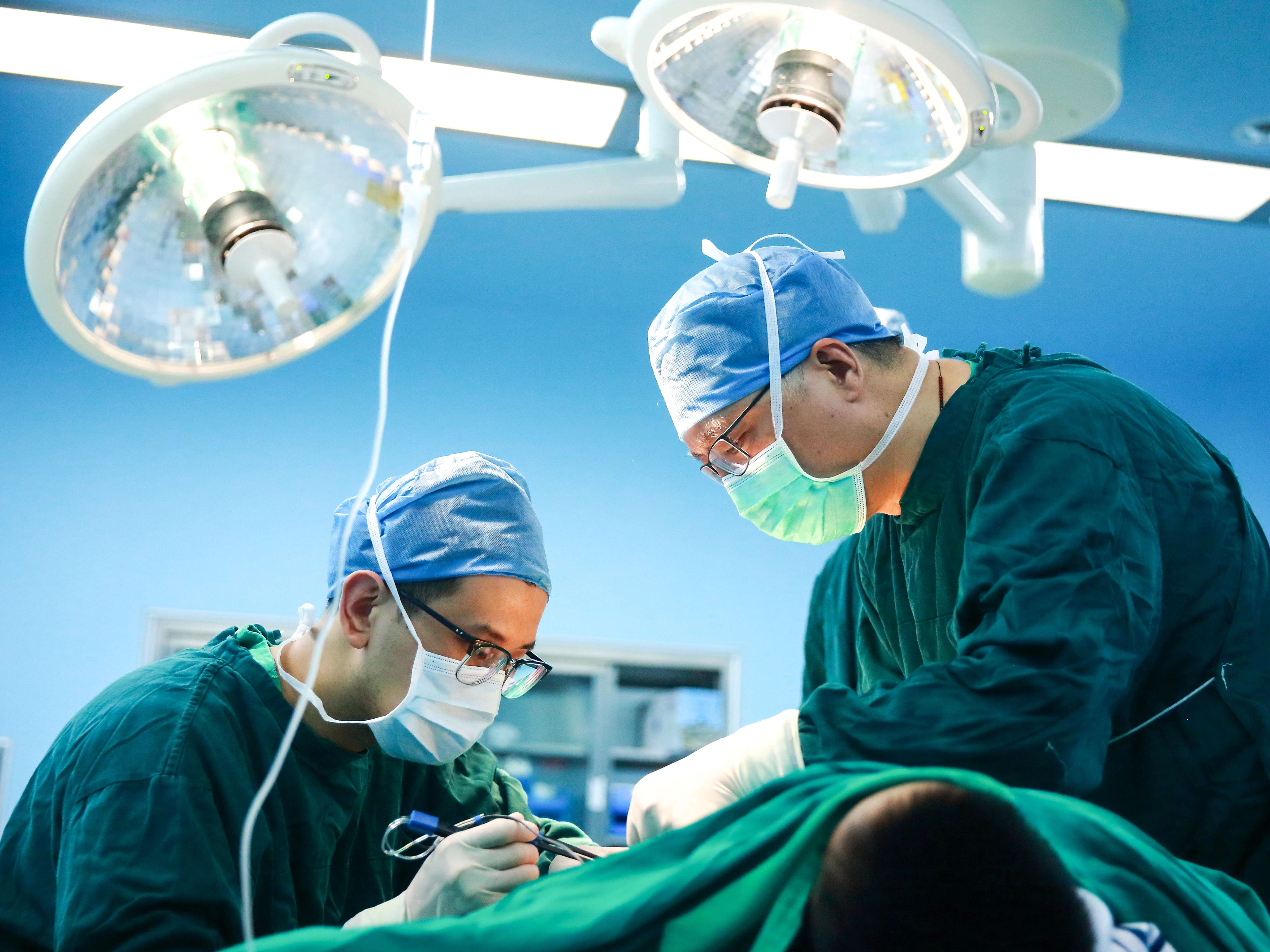 江南大學(xué)附屬醫(yī)院燒創(chuàng)傷診療中心主任呂國忠工作現(xiàn)場。受訪者供圖