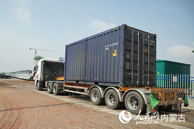 新能源重卡采用集裝箱運輸。人民網(wǎng)記者 趙夢月攝