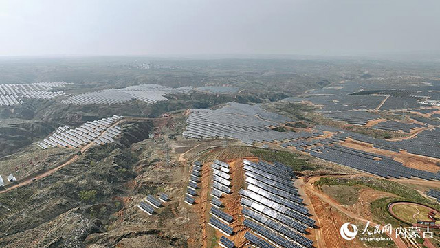 伊金霍洛旗天驕綠能50萬千瓦采煤沉陷區(qū)生態(tài)治理光伏發(fā)電示范項目。人民網(wǎng) 孟佳澍攝