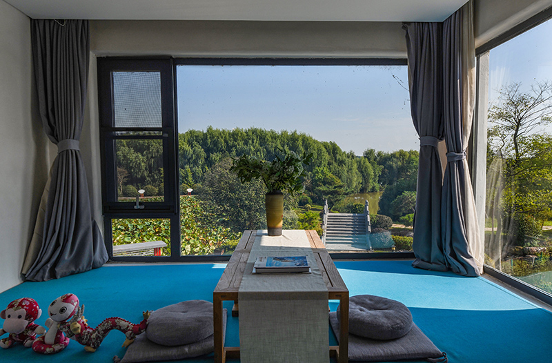 位于四頂山腳下的四頂山居，推窗見景，望山親水。吳芳攝