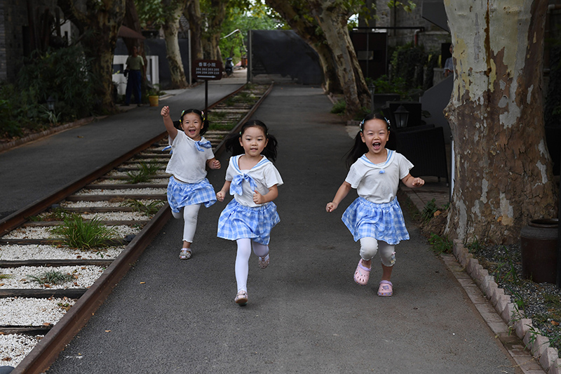 由礦場(chǎng)家屬區(qū)改造而來的“鮮花小院”民宿，深受孩子們的喜愛。吳芳攝