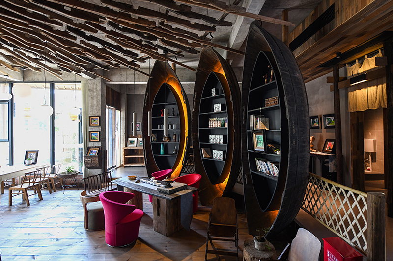 漁船、船槳……花田·僑鄉(xiāng)里的裝飾材料，多是從當(dāng)?shù)靥詠淼呐f物。 吳芳攝