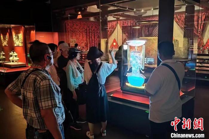 圖為臺灣新北市永和區(qū)里長聯(lián)誼會江西參訪團一行在南昌漢代?；韬顕z址博物館內(nèi)參觀展出的珍貴文物?！●樞↓?攝