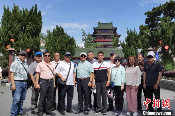 圖為臺灣新北市永和區(qū)里長聯(lián)誼會江西參訪團一行在南昌滕王閣前合影?！×鴷缘?攝