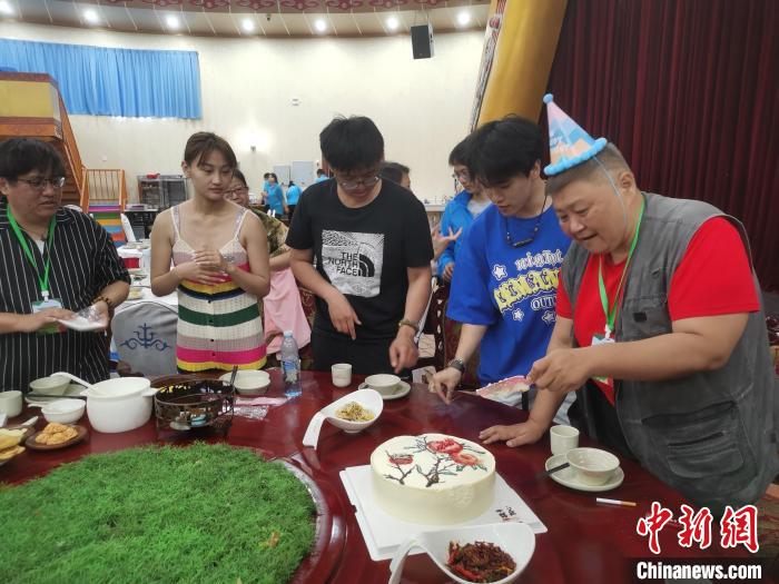 圖為內(nèi)蒙古臺(tái)辦為臺(tái)胞過生日?！±類燮?攝