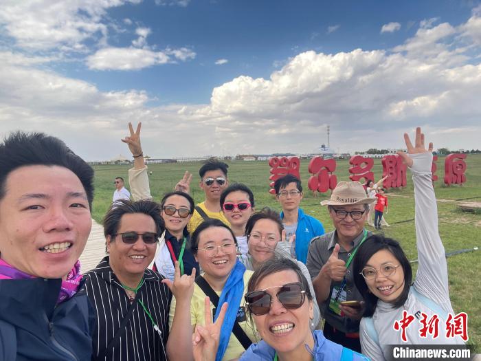圖為臺(tái)胞在鄂爾多斯草原合影。　葉冠賢 攝