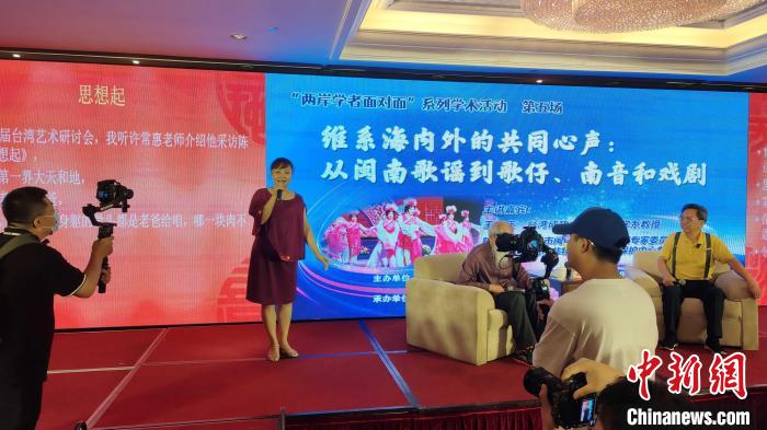 歌仔說唱非遺傳承人張月萍女士現(xiàn)場演唱?！罘?攝