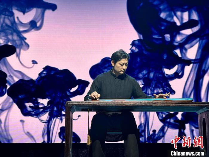 臺灣老師林法演奏《廣陵散》?！堺惥?攝