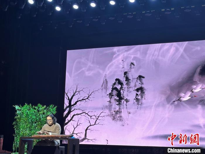 閩派古琴名家陳志強演奏一曲《流水》。　張麗君 攝