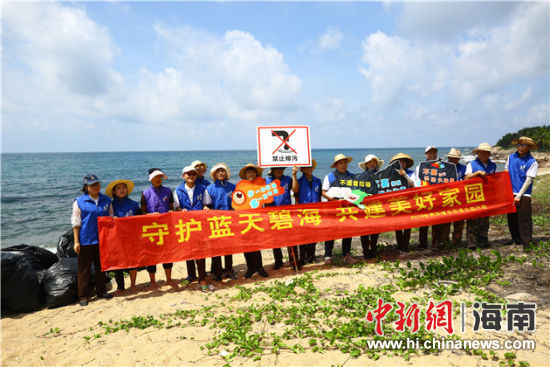 環(huán)保志愿者呼吁停止隨地扔垃圾、破壞環(huán)境等不文明行為。