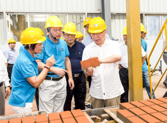2019年6月21日下午，省長沈曉明在三亞建筑廢棄物綜合利用廠，查看用建筑廢棄物綜合處理后制成的再生水泥磚。海南日報記者 宋國強 攝