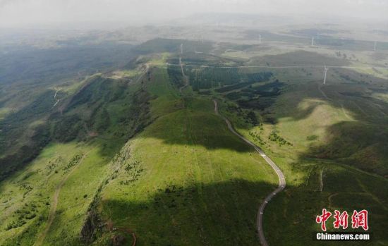 6月28日，夏日鏡頭下的河北張家口張北“草原天路”蜿蜒曲折。 中新社記者 楊艷敏 攝