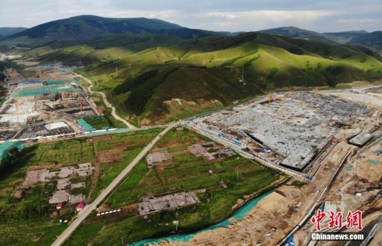 6月28日，航拍鏡頭下的河北張家口冬奧會太子城冰雪小鎮(zhèn)項(xiàng)目。太子城冰雪小鎮(zhèn)項(xiàng)目位于2022年冬奧會張家口賽區(qū)核心區(qū)，連接張家口賽區(qū)云頂和古楊樹兩個競賽場館群，建成后將承擔(dān)賽時核心區(qū)配套保障功能，提供冬奧頒獎、貴賓接待、交通換乘、休閑娛樂等服務(wù)，賽后將成為一座國際化四季度假小鎮(zhèn)。 中新社記者 楊艷敏 攝