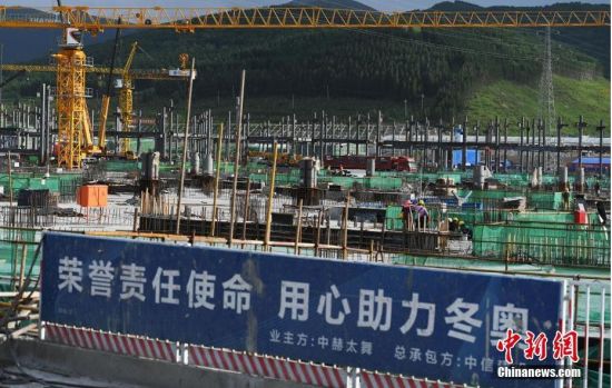 6月28日，河北張家口冬奧會太子城冰雪小鎮(zhèn)項(xiàng)目現(xiàn)場。太子城冰雪小鎮(zhèn)項(xiàng)目位于2022年冬奧會張家口賽區(qū)核心區(qū)，連接張家口賽區(qū)云頂和古楊樹兩個競賽場館群，建成后將承擔(dān)賽時核心區(qū)配套保障功能，提供冬奧頒獎、貴賓接待、交通換乘、休閑娛樂等服務(wù)，賽后將成為一座國際化四季度假小鎮(zhèn)。 中新社記者 楊艷敏 攝