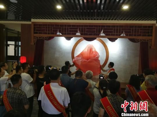 為董子石像揭幕?！⊥貔i 攝