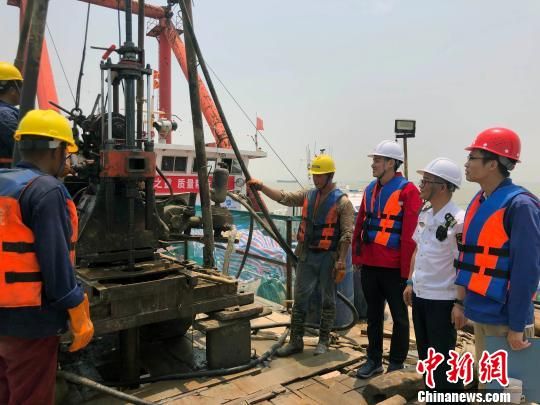 圖為勘察設(shè)計(jì)人員與常熟海事局執(zhí)法船在現(xiàn)場(chǎng)配合鉆探施工。　魏震 攝