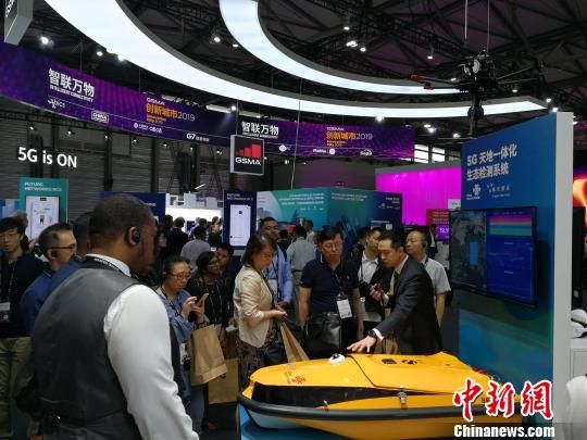 圖為現場人員講解5G“天地一體化”生態(tài)檢測系統(tǒng)。　任柏松 攝