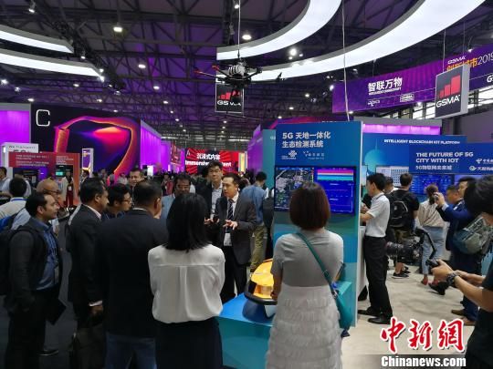 雄安新區(qū)展臺吸引不少眾多觀眾駐足關注。　任柏松 攝