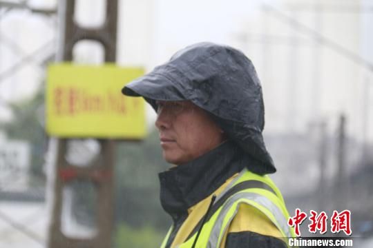 蘭州西工務(wù)段蘭州線路車間防護員雨中巡查?！⊥豕廨x 攝