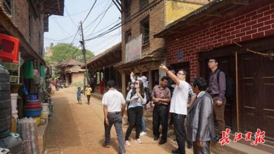 在尼泊爾，武漢市土地利用和城市空間規(guī)劃研究中心設(shè)計(jì)團(tuán)隊(duì)現(xiàn)場踏勘。(武漢市土地利用和城市空間規(guī)劃研究中心 供圖)