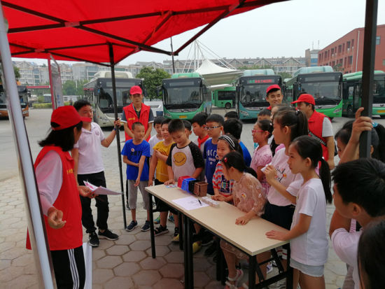 志愿者教小朋友垃圾分類的相關(guān)知識。連柏梁 攝