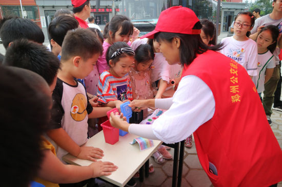 志愿者教小朋友們垃圾分類的相關(guān)知識。連柏梁 攝