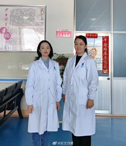 “有醫(yī)生嗎？有人暈倒了！”武漢協(xié)和醫(yī)院援藏醫(yī)療隊(duì)員聽到呼救就沖了上去