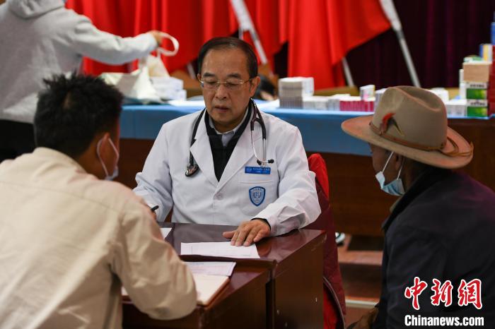 北京大學(xué)人民醫(yī)院心臟中心副主任、博士生導(dǎo)師王偉民為農(nóng)牧民問診?！〗w波 攝