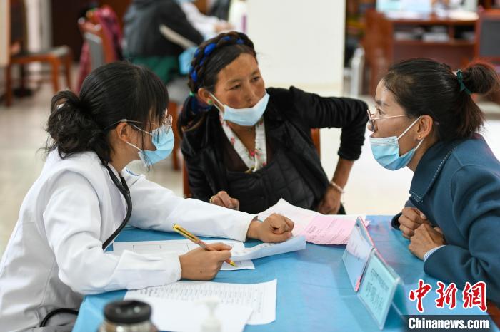 因不少農(nóng)牧民不會(huì)普通話，義診活動(dòng)現(xiàn)場(chǎng)，鄉(xiāng)政府為每位醫(yī)生配了一名翻譯?！〗w波 攝