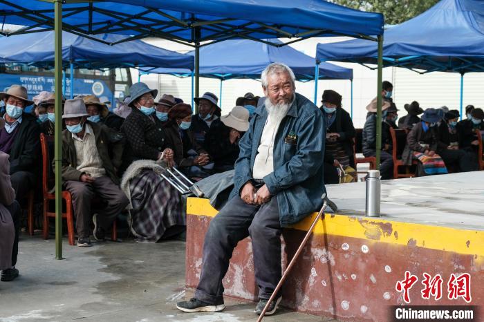 圖為日喀則桑珠孜區(qū)東嘎鄉(xiāng)農(nóng)牧民在義診室外等待?！〗w波 攝