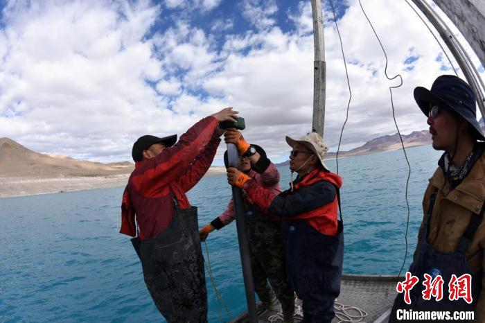 科考隊員在湖泊鉆探平臺上包裝采集的巖芯樣品?！?lt;a target='_blank' ><p  align=