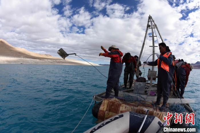 科考隊員在湖泊鉆探平臺上拋固定平臺的錨?！?lt;a target='_blank' ><p  align=