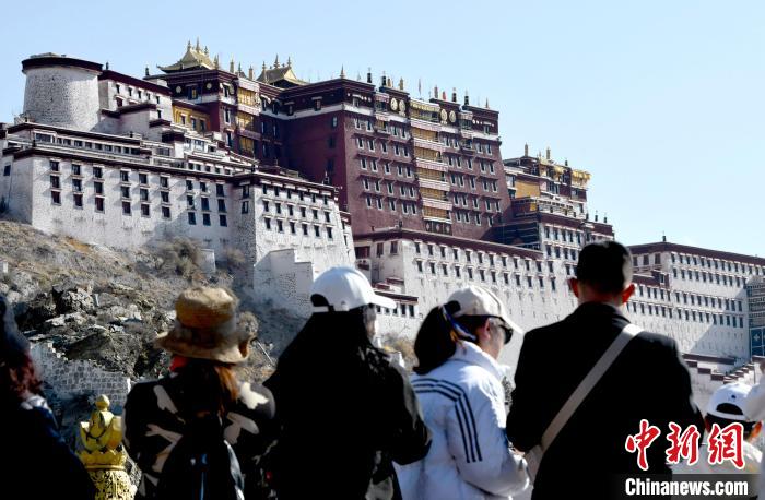 4月17日，游客在拉薩布達拉宮觀景臺拍照留念?！±盍?攝