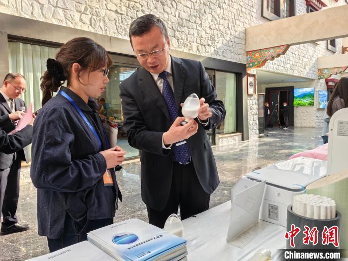 圖為簽約企業(yè)現(xiàn)場(chǎng)推介自己的產(chǎn)品?!≮w延 攝