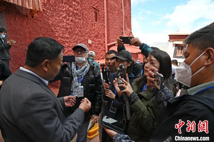 圖為中外媒體采訪布達拉宮管理處相關(guān)負責(zé)人?！≮w朗 攝