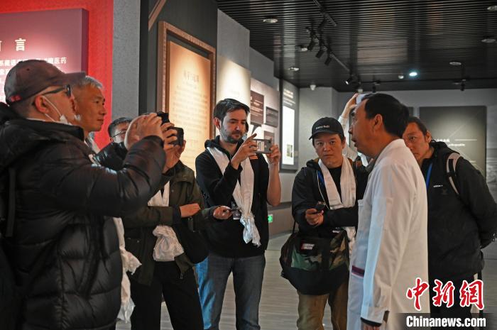 圖為中外媒體采訪西藏自治區(qū)藏醫(yī)院相關負責人?！≮w朗 攝