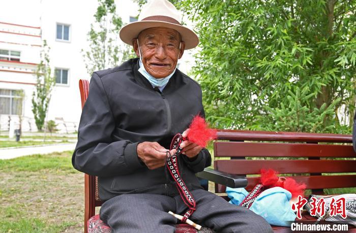 圖為曲松縣特困人員集中供養(yǎng)中心老人在做傳統手工編織?！≮w朗 攝