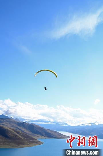 圖為在羊卓雍錯，游客體驗高空滑翔。　趙朗 攝