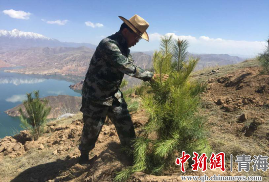 圖為尖扎干部職工生態(tài)建設(shè)和環(huán)境保護(hù)現(xiàn)場。尖宣 供圖