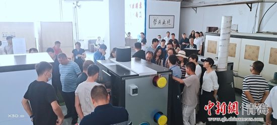 圖為行業(yè)內(nèi)人員進行項目參觀。 活動主辦方供圖