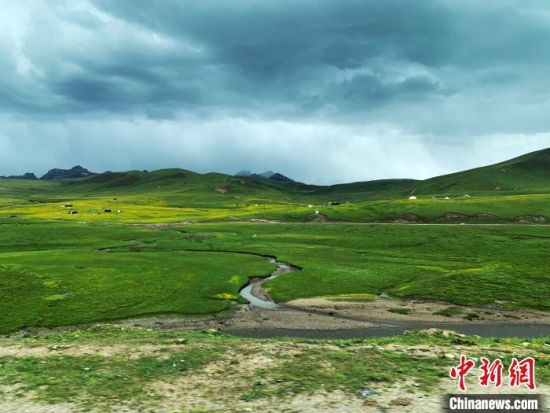 自2005年啟動(dòng)三江源生態(tài)保護(hù)和建設(shè)工程以來，果洛州共治理黑土灘315.11萬畝，使果洛州生態(tài)環(huán)境15年來得到明顯好轉(zhuǎn)?！O睿 攝