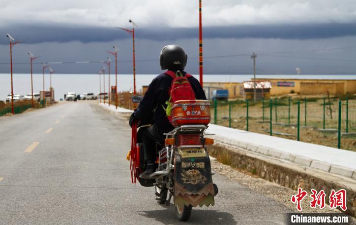 圖為白瑪從家中前往湖邊巡邏?！≮w朗 攝