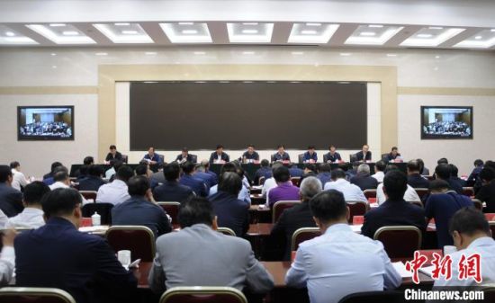 圖為青海省生態(tài)環(huán)境保護(hù)警示教育大會(huì)現(xiàn)場(chǎng)?！?zhí)砀！z 　　