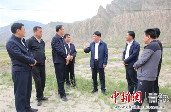 圖為黃南州有關(guān)領(lǐng)導現(xiàn)場踏勘、督導生態(tài)環(huán)保責任落實情況現(xiàn)場。黃宣攝