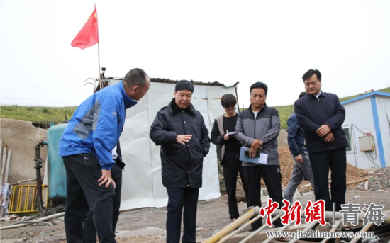 圖為黃南州有關(guān)領(lǐng)導(dǎo)現(xiàn)場(chǎng)踏勘、督導(dǎo)生態(tài)環(huán)保責(zé)任落實(shí)情況現(xiàn)場(chǎng)。黃宣攝