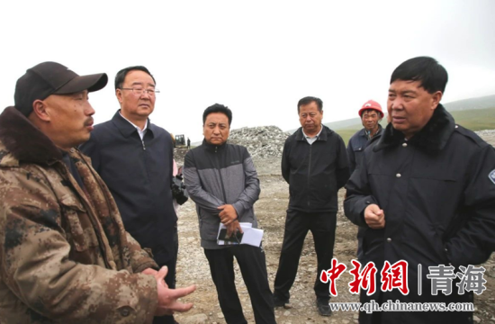 圖為黃南州有關(guān)領(lǐng)導(dǎo)現(xiàn)場(chǎng)踏勘、督導(dǎo)生態(tài)環(huán)保責(zé)任落實(shí)情況現(xiàn)場(chǎng)。黃宣攝