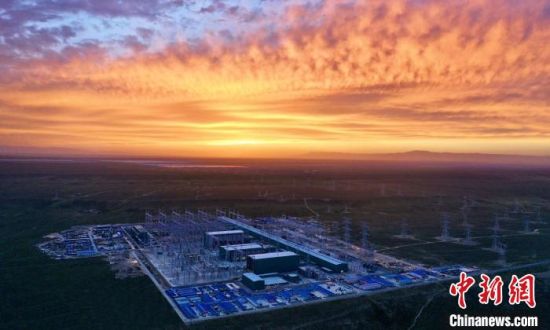 圖為朝霞下的青南換流站?！W(wǎng)青海檢修公司供圖 　　