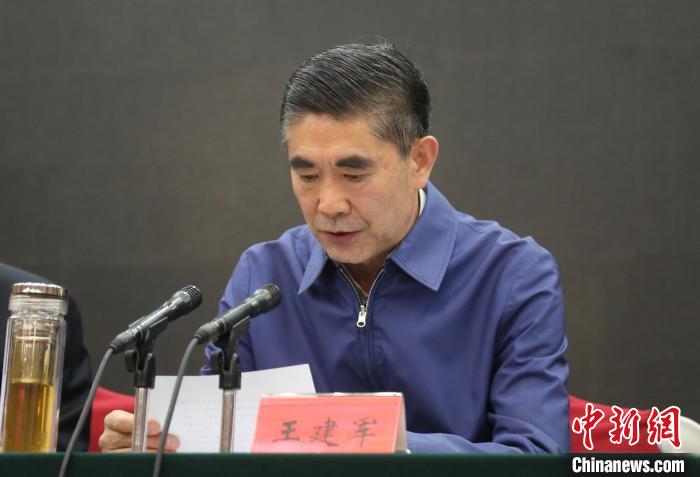 圖為青海省委書記王建軍出席會議并作講話。　張?zhí)砀?攝