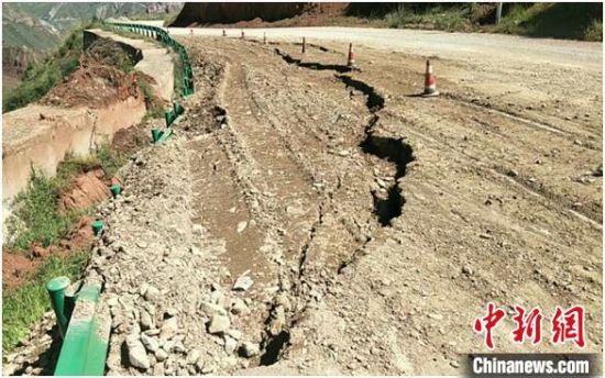 圖為發(fā)生路基下沉滑移險(xiǎn)情的路段。果洛公路總段供圖