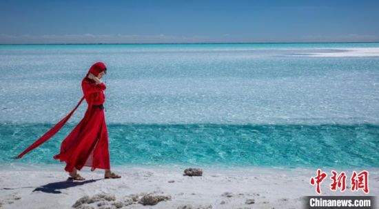 圖為地處柴達(dá)木盆地的東臺吉乃爾湖。　莫啟明　攝